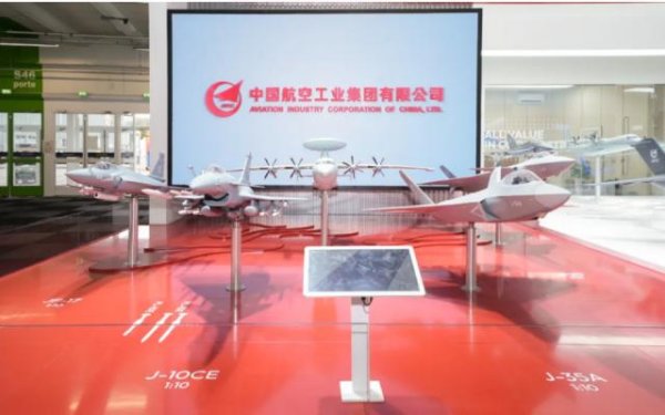 顺发配资 歼-10CE是三维模型，“阵风”战机则是二维图片，网友戏称又实现了降维打击