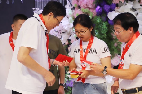 稳拿证券 受助7年高考637分 庄河女孩获众人接力资助圆大学梦