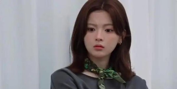 捷希缘配资 杨超越踩缝纫机惊呆张子枫，节目热搜破亿，却揭开她农村出身秘密